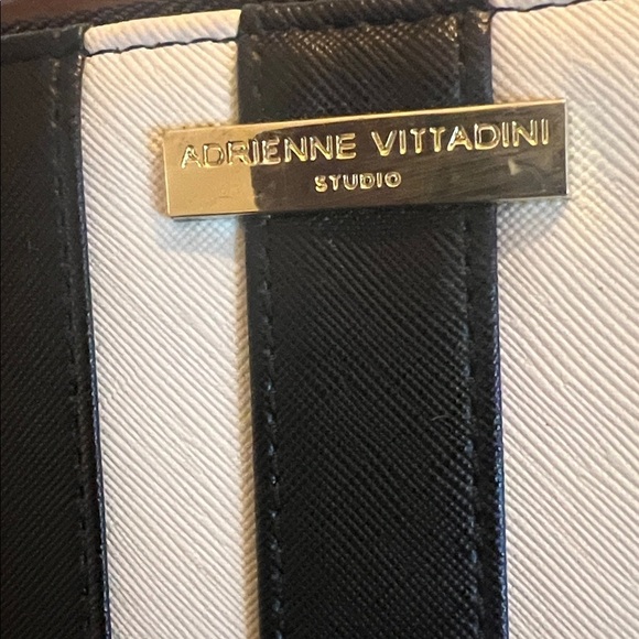 Great🎉 Condition ADRIENNE VITTADINI studio wallet approx 8x4.5- Elegant! - Picture 8 of 9
